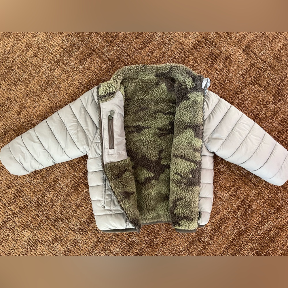 GAP Toddler Sherpa lined Reversible Puffer Jacket in Camouflage and Gray